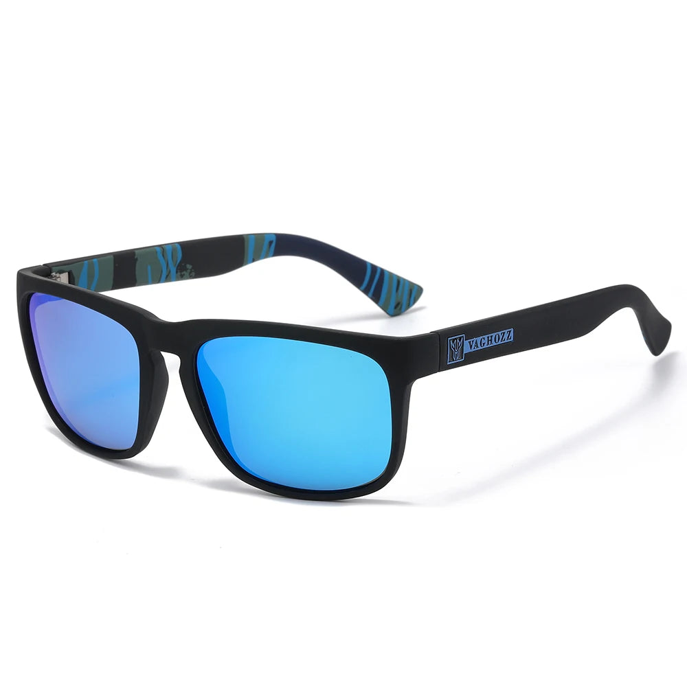 Lunettes de soleil noires à verres bleus polarisés avec une sangle à motif pour conduire.