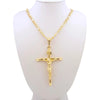 Goldvergoldetes Jesuskreuz-Anhänger-Kette auf weißem Display-Büste.