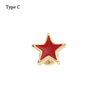 Adorno de pulsera de metal con forma de estrella roja.