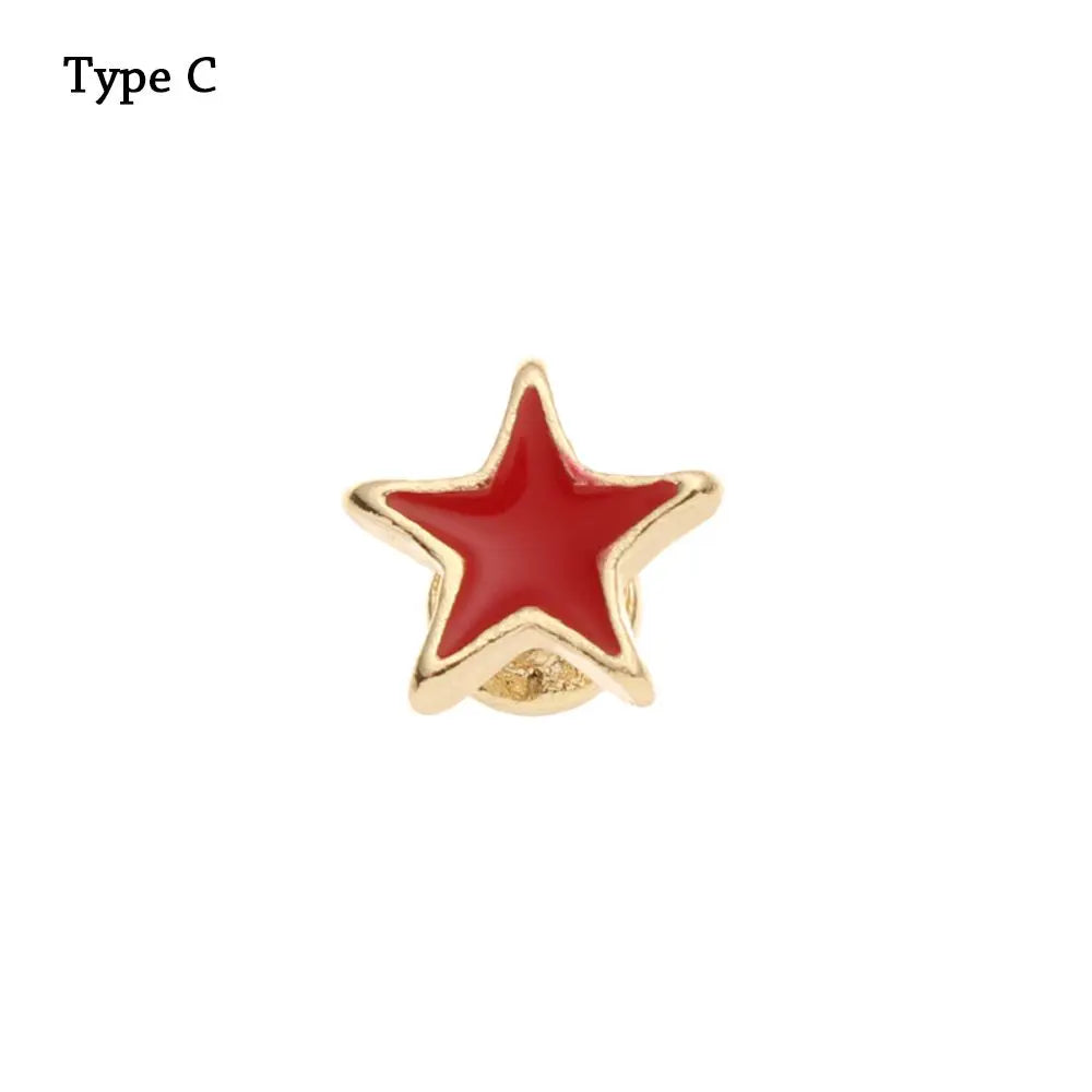Adorno de pulsera de metal con forma de estrella roja.