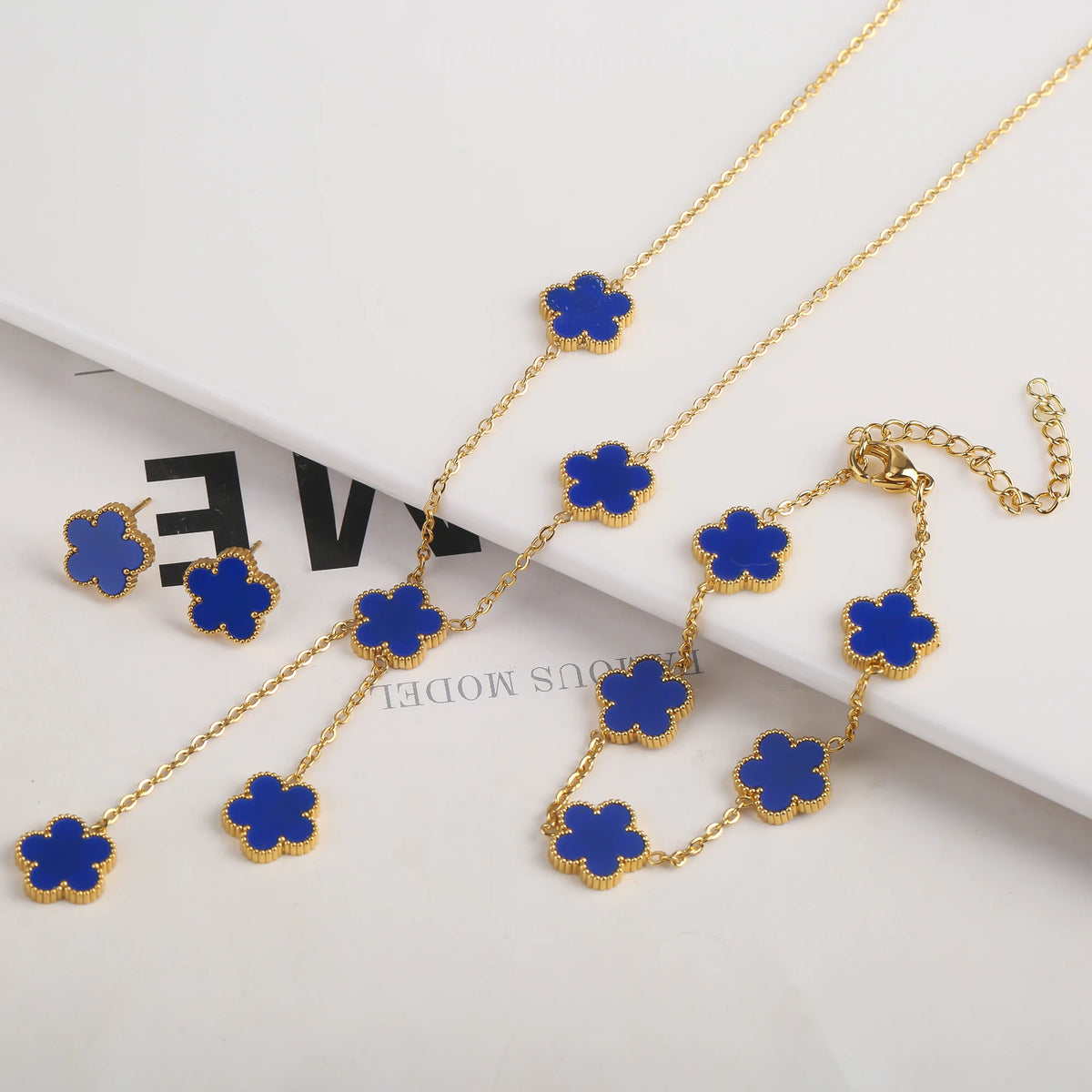 Pulsera de flor con flores de esmalte azul en acero inoxidable chapado en oro y cadena delicada.