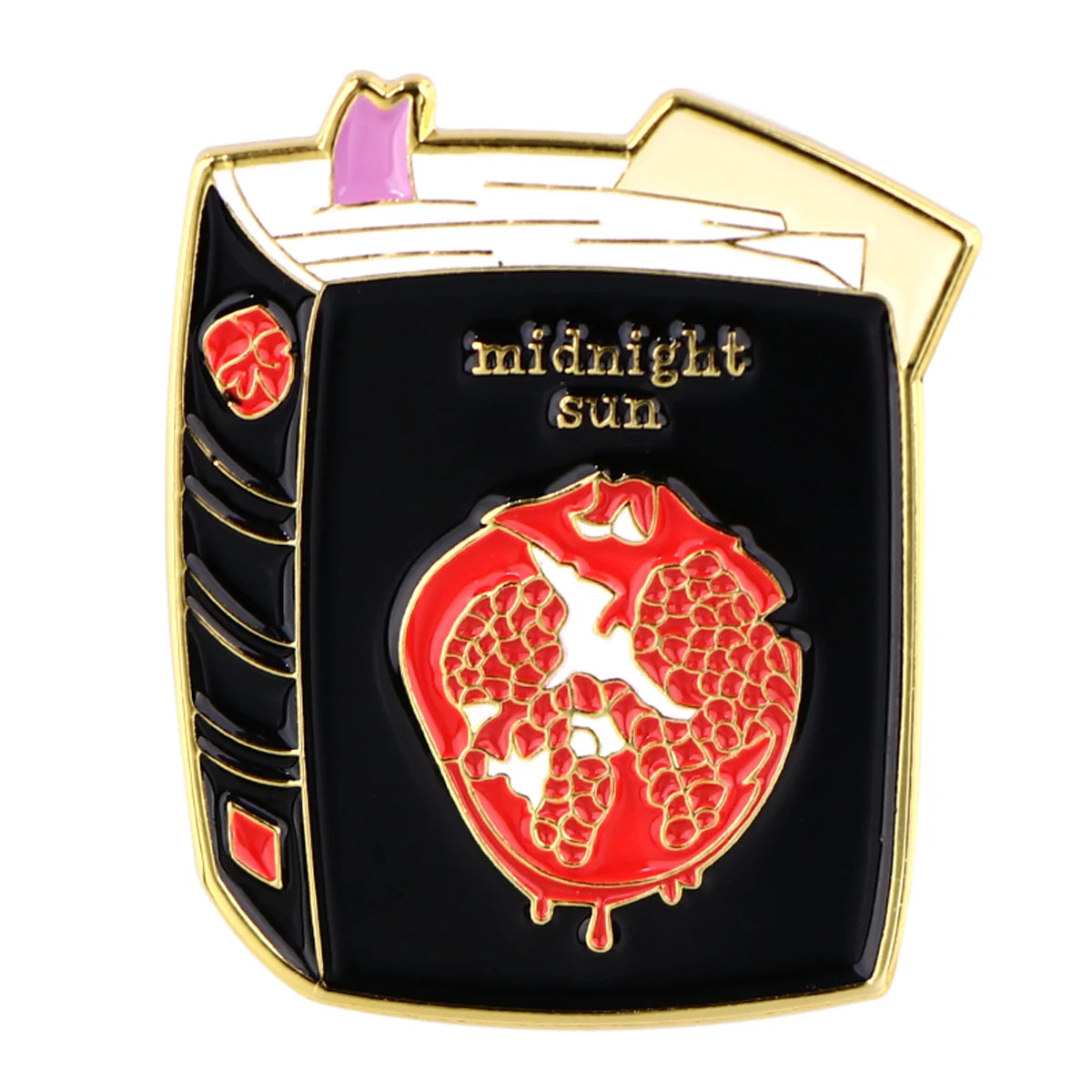 Broche émail couleur or avec fond noir, motif de poisson rouge et les mots 'midnight sun'.
