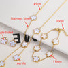 Pulsera de flores de planta de acero inoxidable chapado en oro con flores de acrílico blanco.