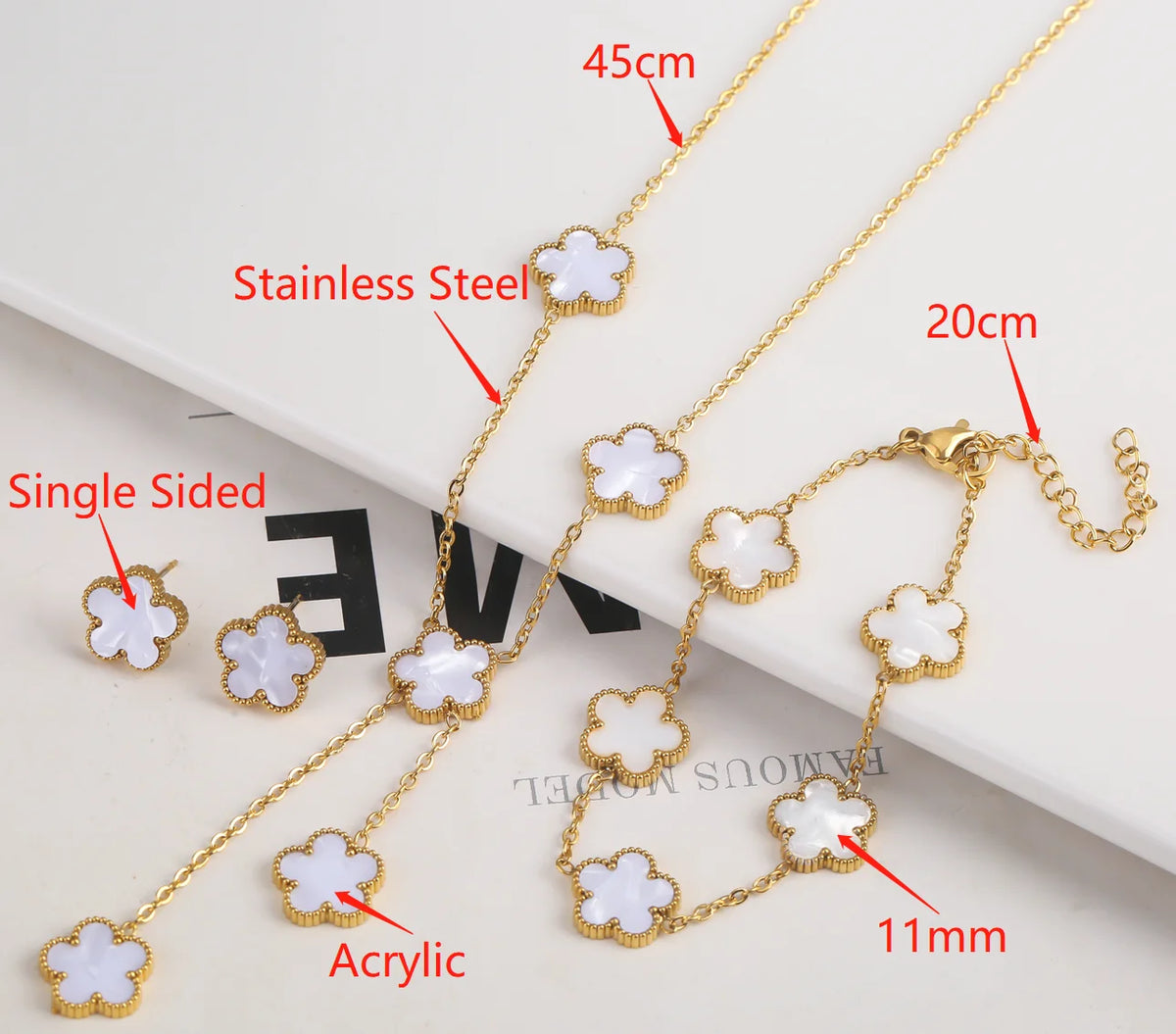 Pulsera de flores de planta de acero inoxidable chapado en oro con flores de acrílico blanco.