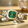 Nahaufnahme einer eleganten Goldakzent-Quarz-Armbanduhr mit grünem Zifferblatt und silbernem Armband auf einer goldenen Oberf