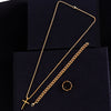 Collier et chaîne en acier inoxydable couleur or, présenté sur fond sombre.