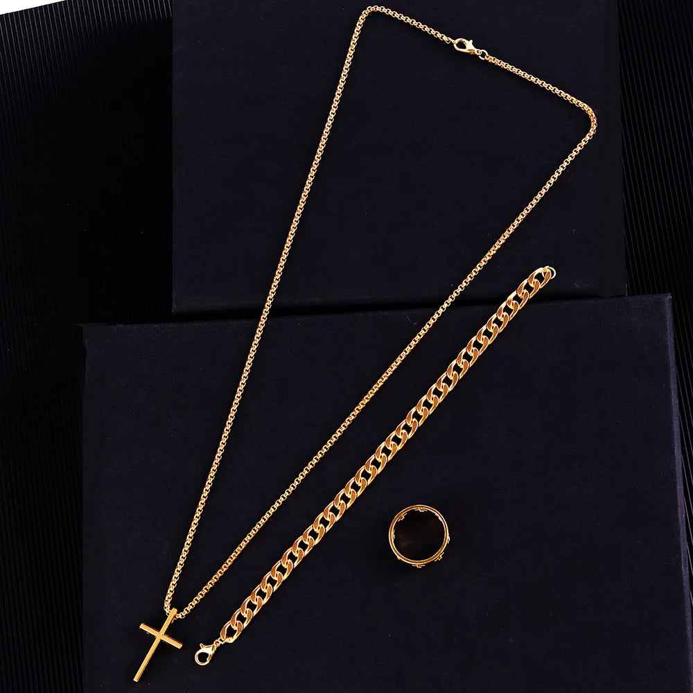 Collier et chaîne en acier inoxydable couleur or, présenté sur fond sombre.