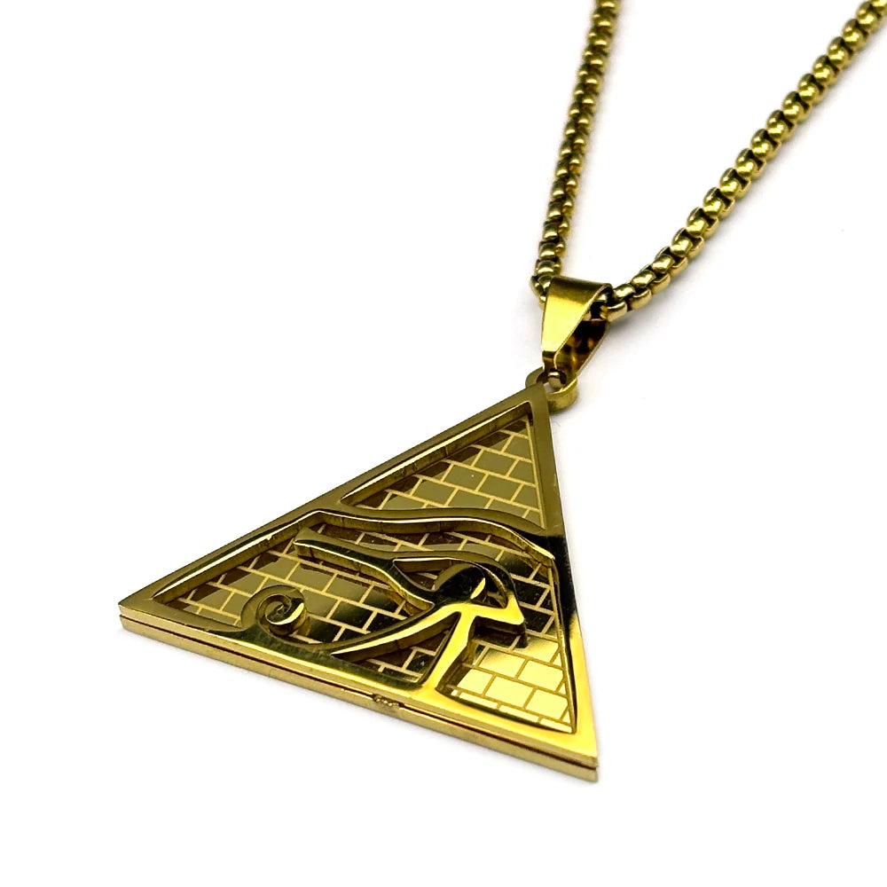 Colgante de oro con forma de Ojo de Horus en una cadena de collar