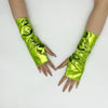 Gants de cosplay en cuir PU vert lime brillant, sans doigts et vernis, portés sur une main.