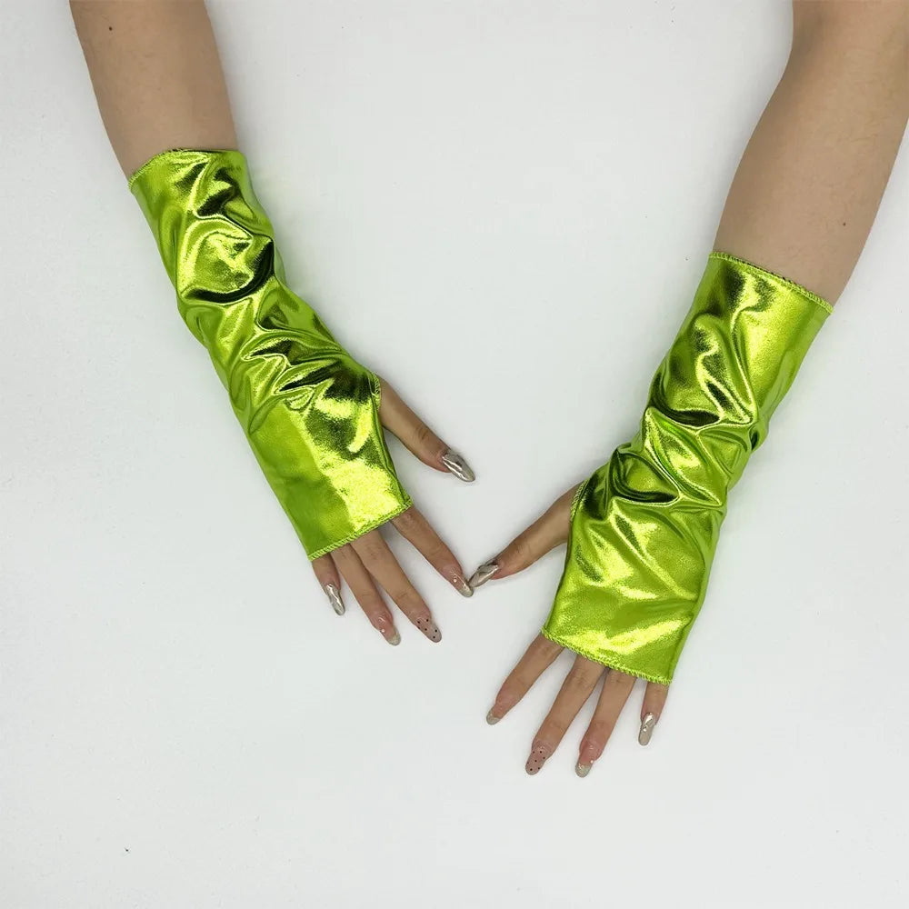 Gants de cosplay en cuir PU vert lime brillant, sans doigts et vernis, portés sur une main.