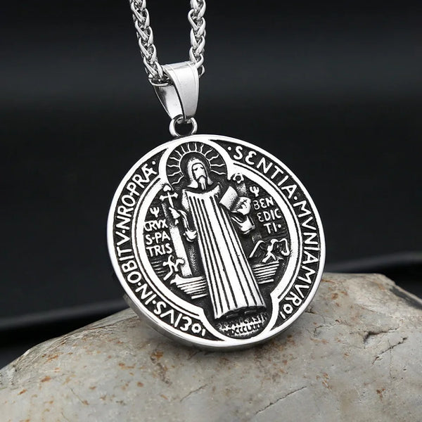 Silberner Anhänger mit detailliertem Design von Sankt Benedikt und Exorzismus-Thema.