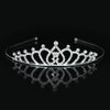 Tiara y corona de princesa de cristal brillante para el cabello, mostradas sobre una superficie oscura.