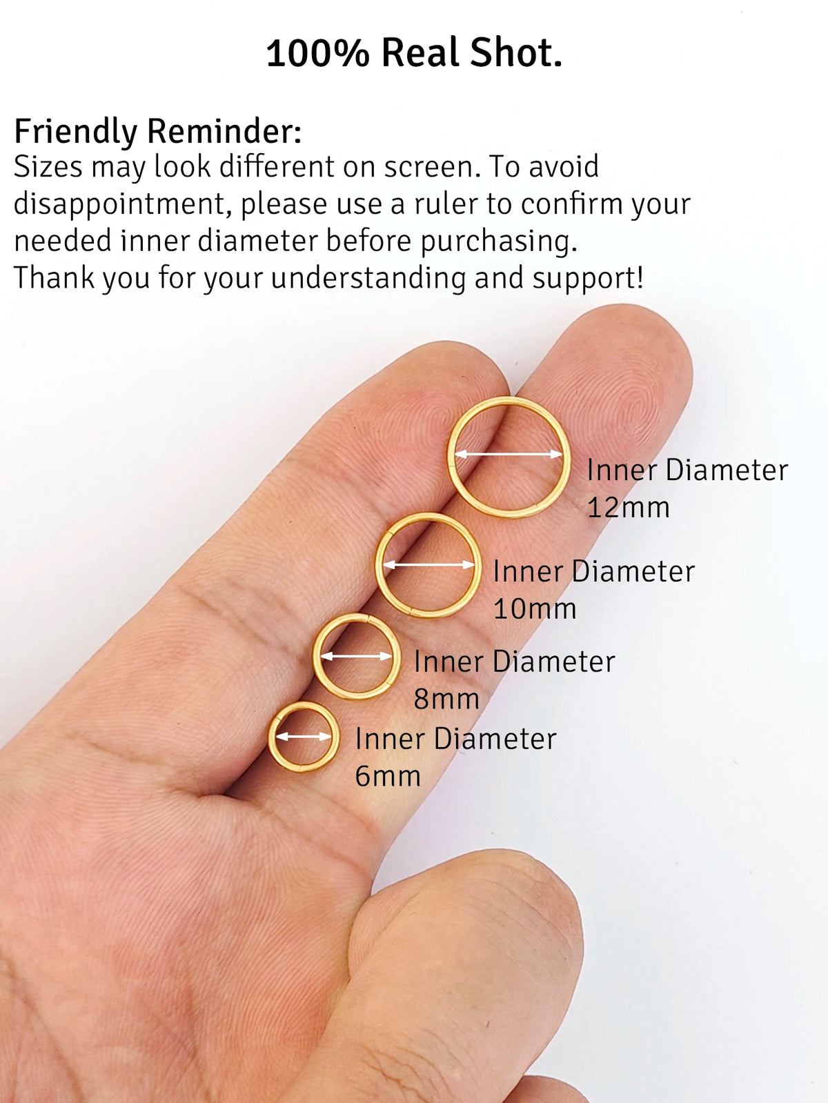 Eine Hand demonstriert verschiedene Innendurchmesser von Nasenringen, zwischen 6 mm und 12 mm.
