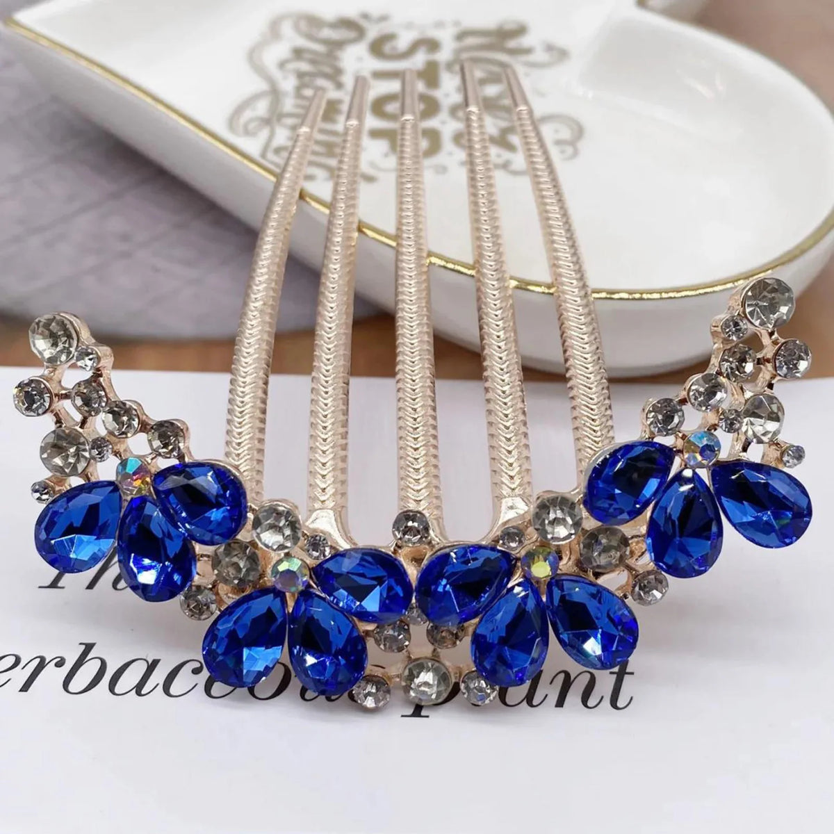 Braut-Strang mit Diamant-Blume, blauem Steinen und goldfarbenen Zapfen.