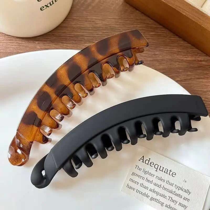 Tortoiseshell-Bananen-Haarspange und Haarnadeln-Set auf weißem Teller