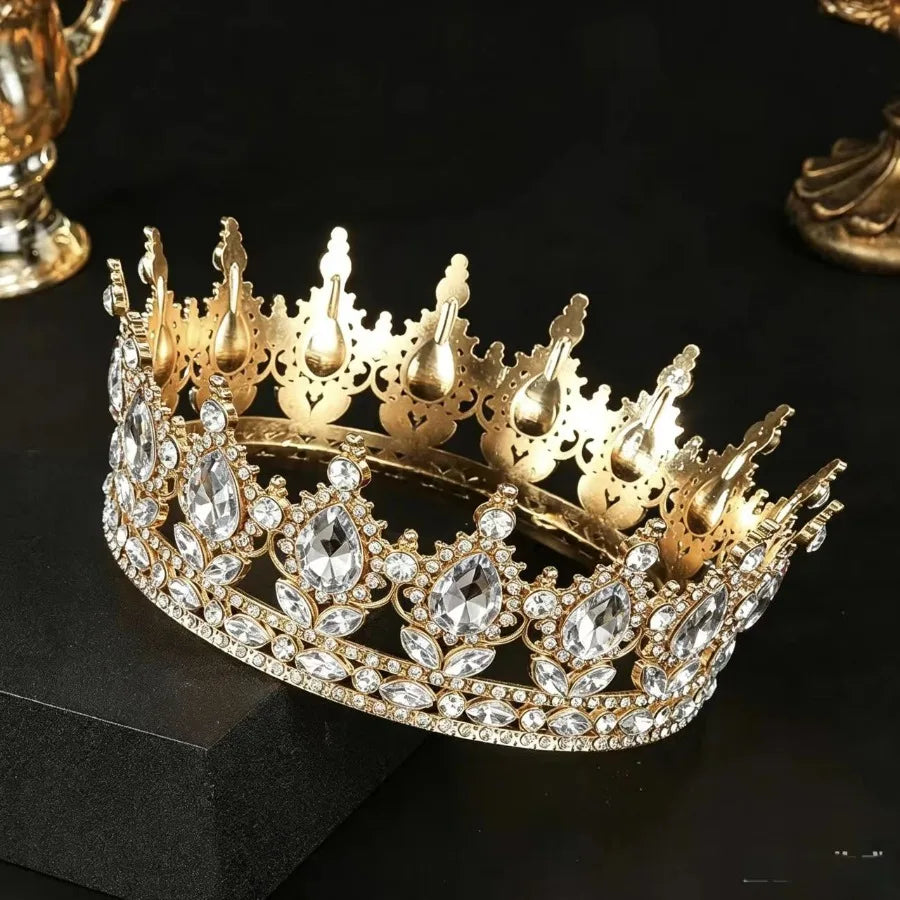 Couronne de diadème en or détaillée, ornée de strass de cristal transparent et de travail de métal complexe.