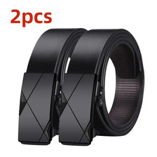 Dos cinturones casuales de hebilla automática negros para hombres, mostrados uno al lado del otro.