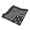 Pañuelo de moda negro doblado con patrones paisley y florales blancos.