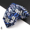 Dunkelblaue Herrenkrawatte mit floralem Paisley-Muster und hellgrauen sowie weißen Akzenten.