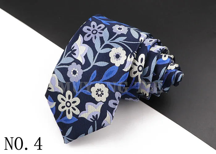 Dunkelblaue Herrenkrawatte mit floralem Paisley-Muster und hellgrauen sowie weißen Akzenten.