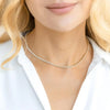 Primer plano de una mujer usando un collar choker con cubic zirconia engastada.