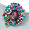 Broche florale en cristal élégante avec un cluster de pierres précieuses colorées : rose, bleu, vert et violet.
