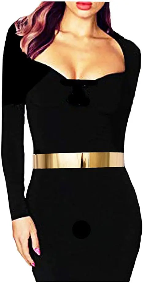 Robe noire à manches longues portée par un mannequin avec une chaîne ceinture en métal doré.
