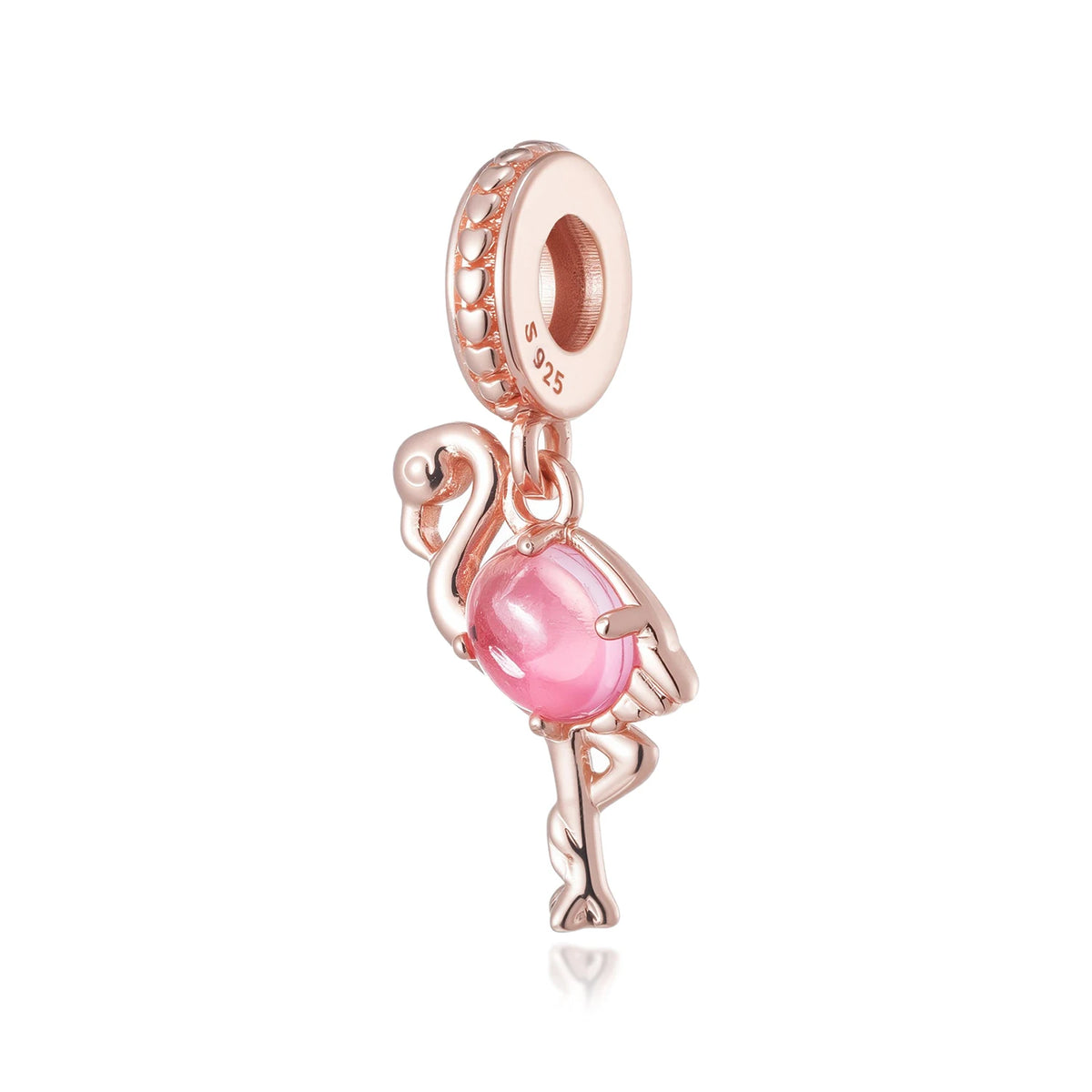 Un delicado dije de oro rosa con una gema rosa y una silueta de animal.
