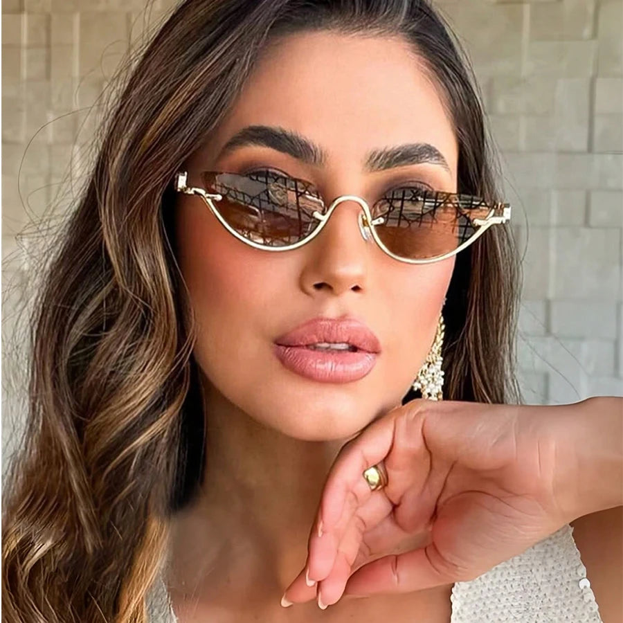 Une femme modélise des lunettes de cat-eye vintage avec une monture écaille et des accents dorés.