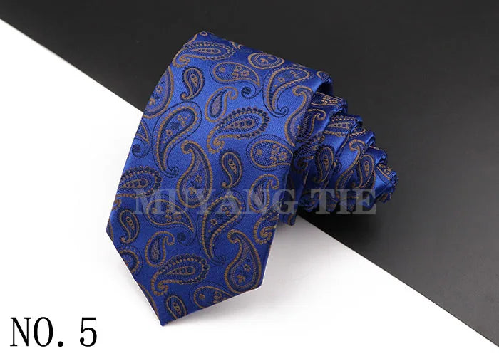 Dunkelblauer Seidenschal für Herren mit aufwendigem goldenem Blumen-Paisley-Muster, ordentlich gefaltet.