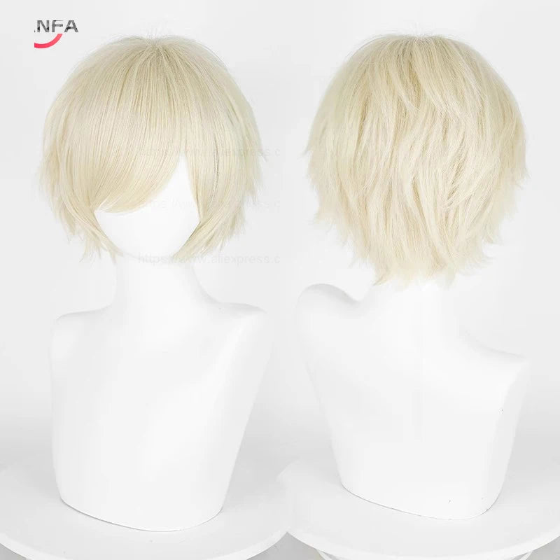 Un par de pelucas de cosplay rubias, cortas y en capas, exhibidas en maniquíes blancos.