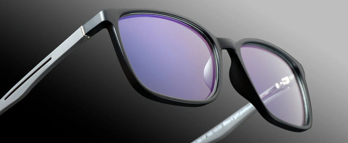 Lunettes de lecture carrées avec monture argentée et verres teintés violet.