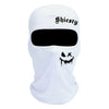 Balaclava de tela blanca estampada con texto negro en la frente