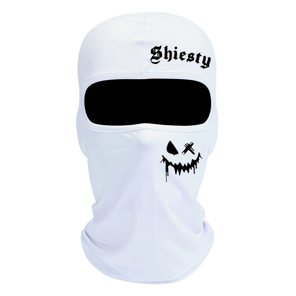 Balaclava de tela blanca estampada con texto negro en la frente