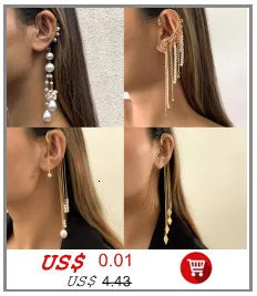 Gros plan d'un élégant collier ras-de-cou imitation perles porté autour du cou d'une femme.
