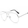 Lunettes avec monture dorée rétro et branches noires sur fond blanc
