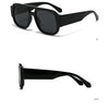 Gafas cuadradas retro de doble puente negras, mostradas desde la vista frontal y lateral
