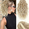 Ropa de moda con extensiones de coleta rizada rubia y un detalle de clip.