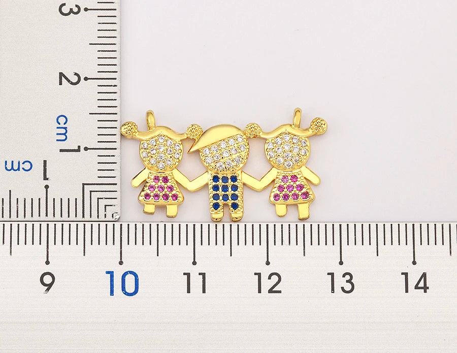 Un collier pendentif délicat en zircon cubique doré pour femmes, exposé à côté d'une règle.