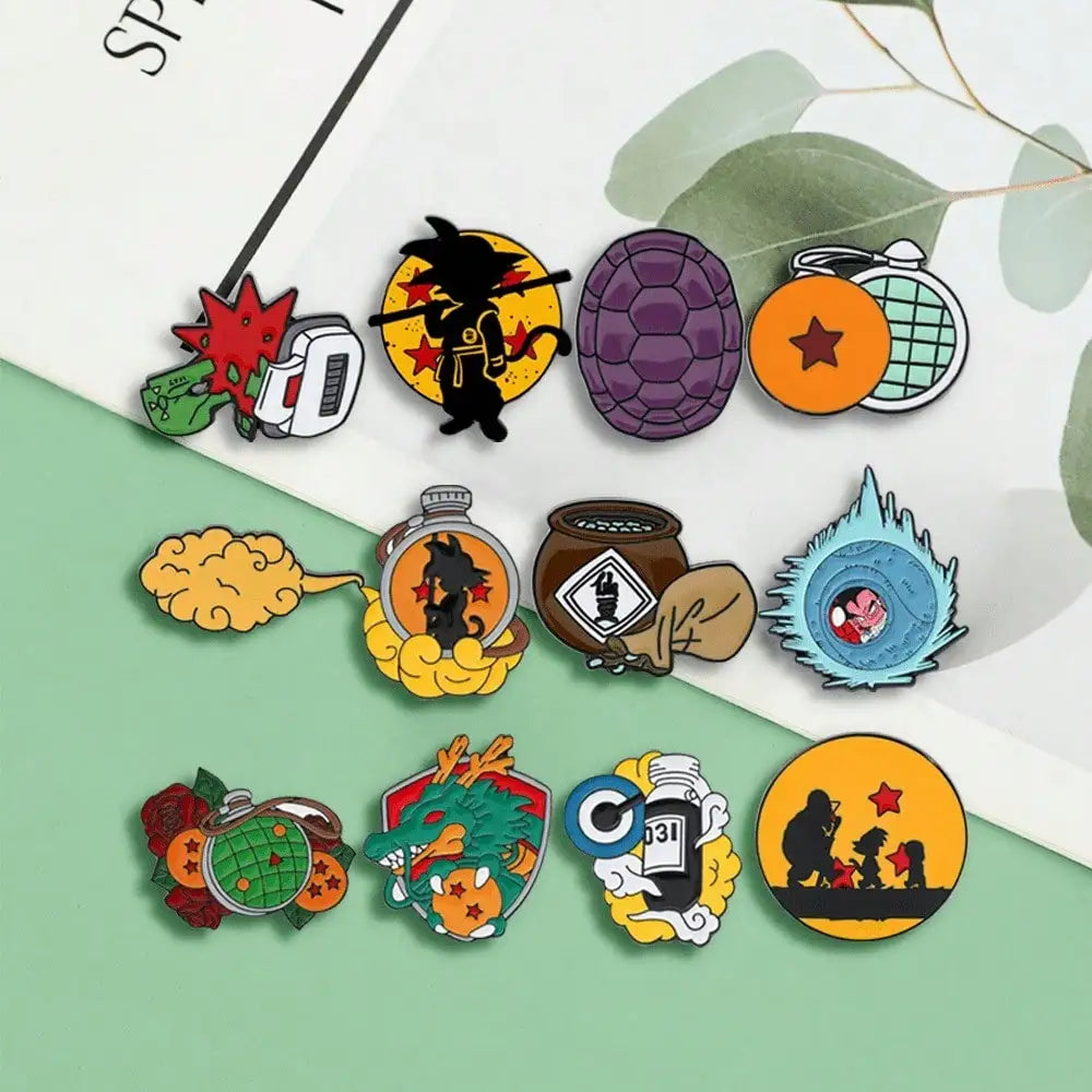 Ein Set von zwölf Emaille-Pins mit Charaktern aus den Son Goku Master Roshi Cartoons.