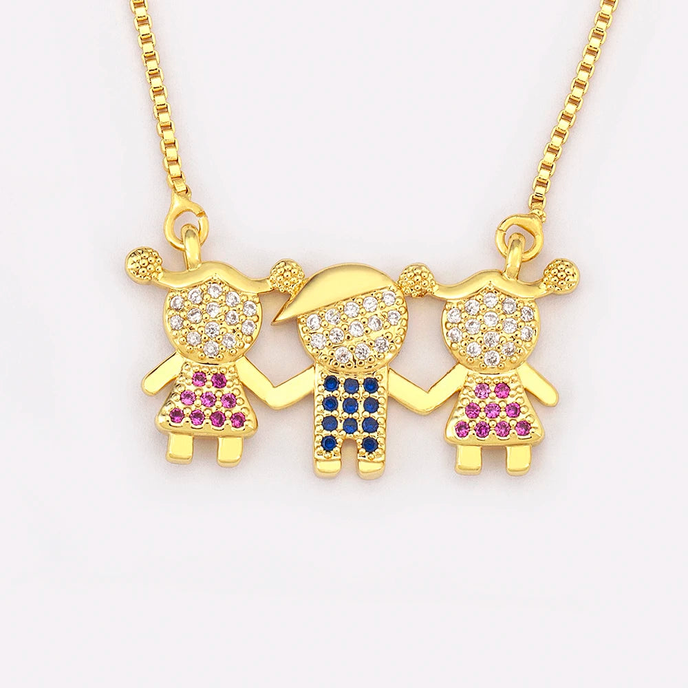 Collier pendentif ton or avec trois petites figurines ornées de pierres CZ scintillantes.