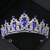 Couronne de diadème en cristal argenté avec des gemmes bleues et un travail de filigrane complexe.
