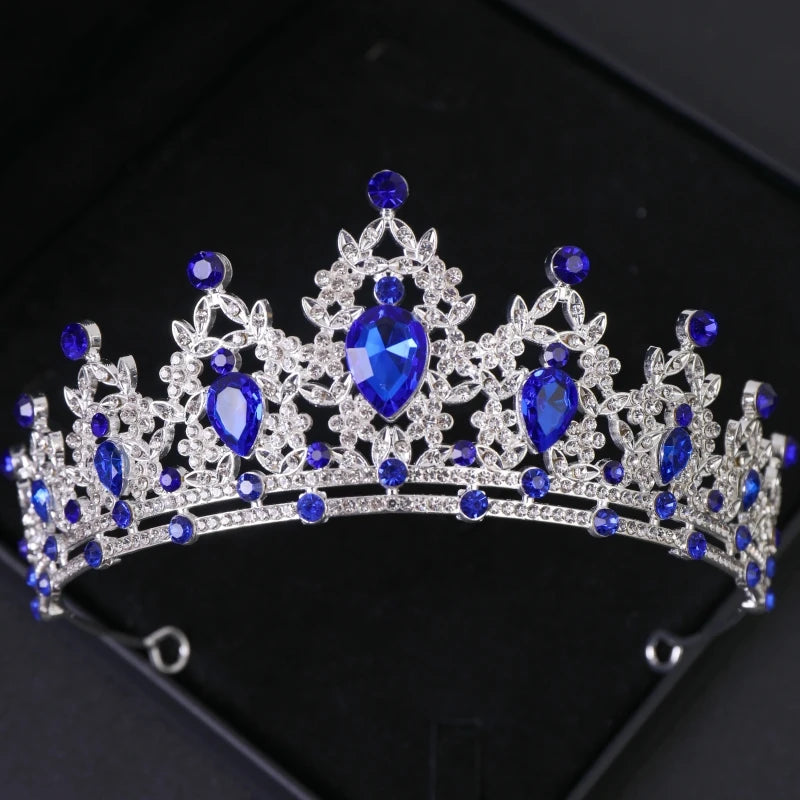Couronne de diadème en cristal argenté avec des gemmes bleues et un travail de filigrane complexe.