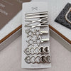 Un set de ocho clips de pelo y accesorios metálicos para flequillo y cabello, empaquetado en una tarjeta blanca.