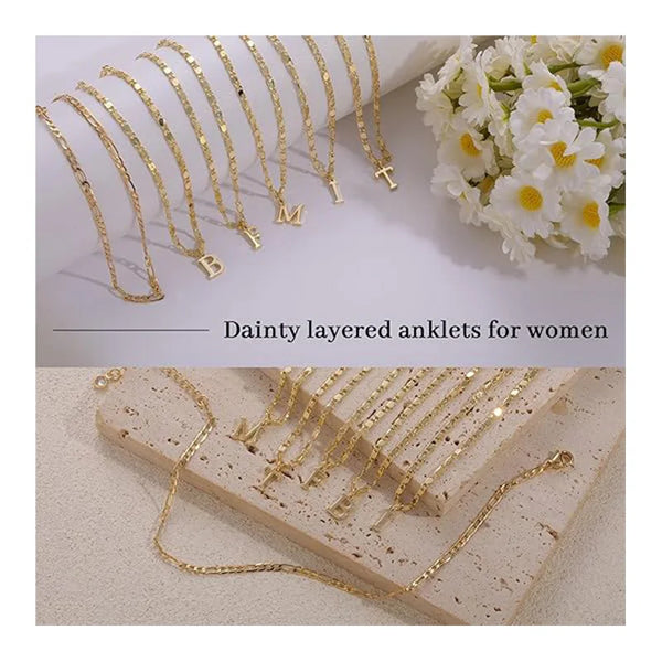 Chevilles dorées à plusieurs couches pour femmes avec des charms d'initiales M et B sur fond blanc.