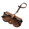 Étui pour lunettes en cuir PU marron avec sangle en cuir et quincaillerie métallique.