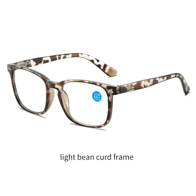 Un par de gafas de lectura de fécula de soja claras con estampado de leopardo marrón y blanco.