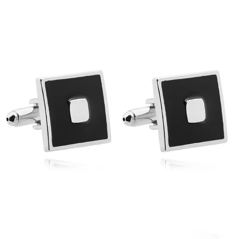 Une paire de boutons de manchette carrés rayés classiques pour hommes avec des éléments en argent.