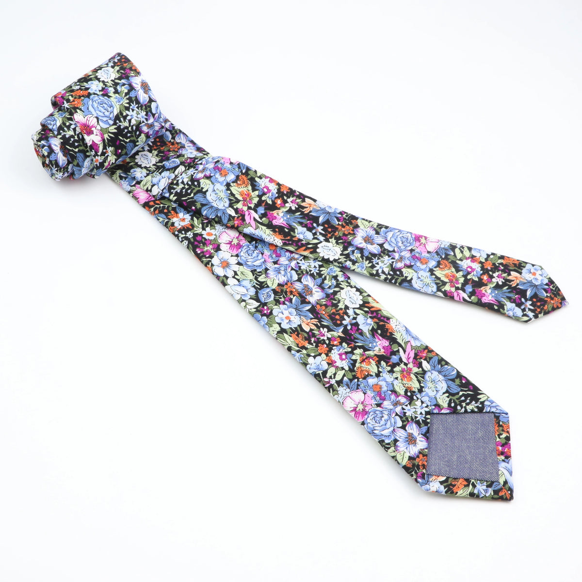 Une cravate en coton à motif floral élégante avec un fond sombre et des fleurs bleues, violettes et roses.