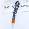 Brauner Leder-Handyhalter mit blau-weißem Muster und Metallclip